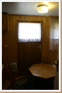 ein kleiner Tisch & der Ausgang auf die hintere Terasse