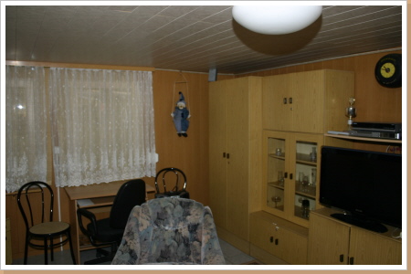 ein kleiner Schreibtisch mit PC