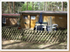 4Stühle, Tisch, Sonnenschirm und Grill 4Stühle, Tisch, Sonnenschirm und Grill